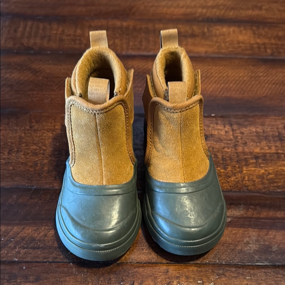 Vans Tan and Green Boots. Waterproof. Size 9. NWOT.